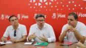 Ignacio Henares, Rodrigo Sánchez y Víctor Torres, ayer, en la sede del Partido Socialista. 