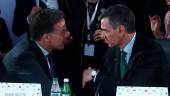 Pedro Sánchez, conversa con el secretario general de la OTAN, Mark Rutte, durante la cumbre de la Comunidad Política Europea, a 16 de mayo de 2025. / Fernando Calvo / Pool Moncloa. 
