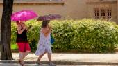 Dos mujeres con un paraguas pasean por el Parque de Maria Luisa en Sevilla / Eduardo Briones / Europa Press.