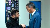 El presidente del Gobierno, Pedro Sánchez, conversa con el presidente de Ucrania, Volodimir Zelenski. / Europa Press.