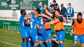 Los jugadores del Linares Deportivo abrazan a José Cruz, autor del 0-1 y que le dedicó el tanto a su madre.