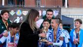Auxi del Olmo entrega del trofeo Torneo Internacional de Fútbol Alevín Ciudad de Linares. / Ayuntamiento de Linares.