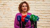 La vicepresidenta primera del Gobierno, María Jesús Montero, atiende a los medios en Lebrija (Sevilla). / Francisco J. Olmo / Europa Press.