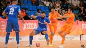 Dani Giasson protegiendo el balón ante dos jugadores del Burela en la segunda jornada de Liga. / Burela Fs.