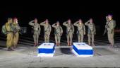 Soldados de las Fuerzas de Defensa de Israel (FDI) forman ante los ataúdes de los dos últimos cuerpos entregados por Hamás a Israel. / FDI en X.