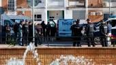 Agentes de la Policía Nacional junto a la furgoneta del tanatorio dispuesta para el traslado del cadáver de la mujer asesinada en el barrio de la Fuensanta. / Madero Cubero / Europa Press.