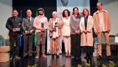 Los ganadores en la presente edición de los Premioso Zabaleta 2025, junto a las diferentes autoridades asistentes al acto. / Ayuntamiento de Quesada.
