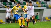 Piscu despeja un balón ante un rival del Pozoblanco. RAFA SÁNCHEZ (DIARIO CÓRDOBA)