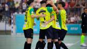 Los jugadores del Jaén Paraíso Interior felicitan a Rikelme al anotar el primer gol amarillo. / Andrés Gaitán. 