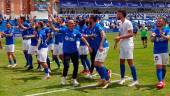 Los jugadores del Linares Deportivo celebran el título sobre el césped de Linarejos.