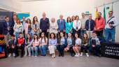 Foto de familia con alumnos, profesores, representantes de las administraciones públicas y de la Fundación José Luis Martín López en la Casa de la Juventud de Linares.