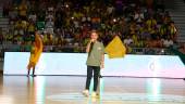 Lucas Paulano cantando el Himno de Jaén, en el Olivo Arena. / Jaén Paraíso Interior. 