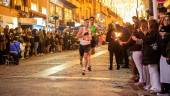 Dos corredores, en la parte final de la calle Bernabé Soriano durante la Carrera Internacional Noche de San Antón 2025. / Patronato Municipal de Deportes de Jaén