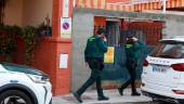 Miembros de la Guardía Civil en el domicilio de la calle Buganvilla de La Algaba (Sevilla) donde apareci¡ó este lunes el cuerpo sin vida de una mujer de 44 años de edad. / Rocío Ruiz / Europa Press.