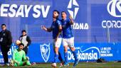 Diego Velázquez y Hugo Díaz celebran el primer gol del Linares Deportivo. / Linares Deportivo.