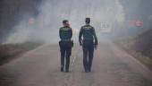 Dos agentes de la Guardia Civil regulan el tráfico en el incendio de los concejos de Valdes y Tineo / Xuan Cueto / Europa Press.