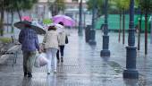 Imagen de archivo de transeuntes bajo sus paraguas durante la intensa lluvia. / Joaquín Corchero / Europa Press.