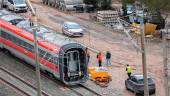 Trabajadores realizan tareas de retirada de los vagores en el punto de las vías donde tuvo lugar el accidente de trenes de Adamuz, a 24 de enero de 2026. / Guillermo Morales / Europa Press.