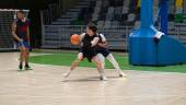 Guillermo Vergara protege el balón en un entrenamiento en el Olivo Arena. Joaquín Quirós. / Jaén CB.