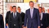 Imagen de archivo del Rey Felipe VI junto al presidente de la Junta de Andalucía, Juanma Moreno, en Sevilla. / Francisco J. Olmo / Europa Press.