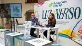 El director general de la Fundación Unicaja, Sergio Corral, y la directora de División de Actividades, Comunicación e Imagen de la institución, Cristina Rico, durante la presentación de Luz y Verso. / Fundación Unicaja.