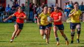 Lea Ducher avanza con el balón en un partido del Europeo en Suecia.