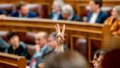 Una persona indica la votación a realizar por su partido durante una sesión plenaria. Archivo / Europa Press.