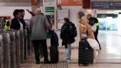 Varias personas en la estación de Sants con el servicio de Rodalies suspendido, a 21 de enero de 2026, en Barcelona. / David Zorrakino / Europa Press.