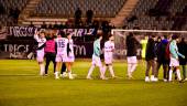 Los jugadores abandonan el campo después de la goleada ante el UCAM Murcia. / Juande Ortiz.