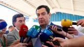 El presidente de la Junta de Andalucía, Juanma Moreno, atiende a los medios en El Puerto de Santa María (Cádiz). / Nacho Frade / Europa Press.