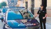 “ÁNGEL DE LA GUARDA”. El miembro de la Comisaría de la Policía Nacional en Andujar, junto a un vehículo.