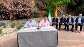 Roberto Moreno y Francisco Reyes rubrican el acuerdo, con Jesús Estrella, Manuel Fernández, José Ayala y José Luis Hidalgo por detrás.