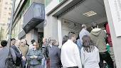 Personas a las puertas de la oficina de empleo, en una imagen de archivo.