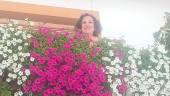 Lola Robles posa orgullosa con sus flores. / Francisco J. Marín.