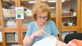 María Caballero sostiene una tela con un bordado. / Ana Belén Portellano / Diario JAÉN. 