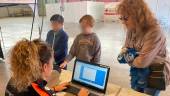 Niños recibiendo las pulseras en la caseta “Jaén Arena”. / Ayuntamiento de Jaén.