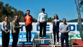 María José Fuentes y Francisco Carmona entregan los premios a Paula Álvarez, Elia Canales, campeona, y Lucía Álvarez.