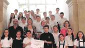 ARCHIVO. La alcaldesa, Lola Marín, recibe los ganadores de la sexta edición, del colegio Filipense de Baeza.