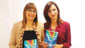 CULTURA. Celestina Carmona y Pilar Peinado posan con su último libro publicado “Conexión con tu Ser”.