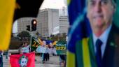 Simpatizantes de Bolsonaro y de Lula con sus carteles, en Brasilia. / Myke Sena / DPA / Europa Press.