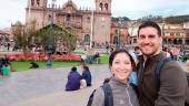 Ana Belén e Iván, ante la catedral de Cuzco.
