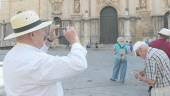 Un hombre hace fotos con su móvil de la Catedral de Jaén, desde la Plaza de Santa María, en una imagen de archivo. / F. Gaitán / Diario JAÉN. 