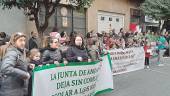 MANIFESTACIÓN. Padres, madres y personal de los colegios afectados, frente a la Delegación de Educación.