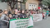 MANIFESTACIÓN. Padres, madres y personal de los colegios afectados, frente a la Delegación de Educación.