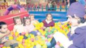 Niños se divierten en una piscina de bolas de Feduca, en el recinto de Ferias y Congresos de Jaén. / Archivo Histórico de Diario JAÉN.