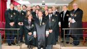 EN FAMILIA. Javier Pulido, en el centro de la fotografía, posa con su equipo tras tomar oficialmente posesión como decano del Colegio de Abogados.