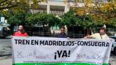 Rueda de prensa de la plataforma y Miguel García Moreno frente a la estación de tren.
