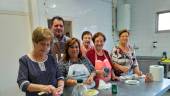 GASTRONOMÍA. Loli Virgil, junto a los participantes en el taller de cocina, durante la elaboración de las recetas.