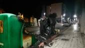 Estado en el que quedaron varios contenedores de la calle Sefarad, frente al Complejo Hospitalario. PATRICIA GONZÁLEZ