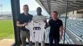 Fran Anera, Ivan Ouehi y Manuel Chumilla, en las oficinas del Real Jaén, posan con la camiseta del club. / Real JAÉN. 